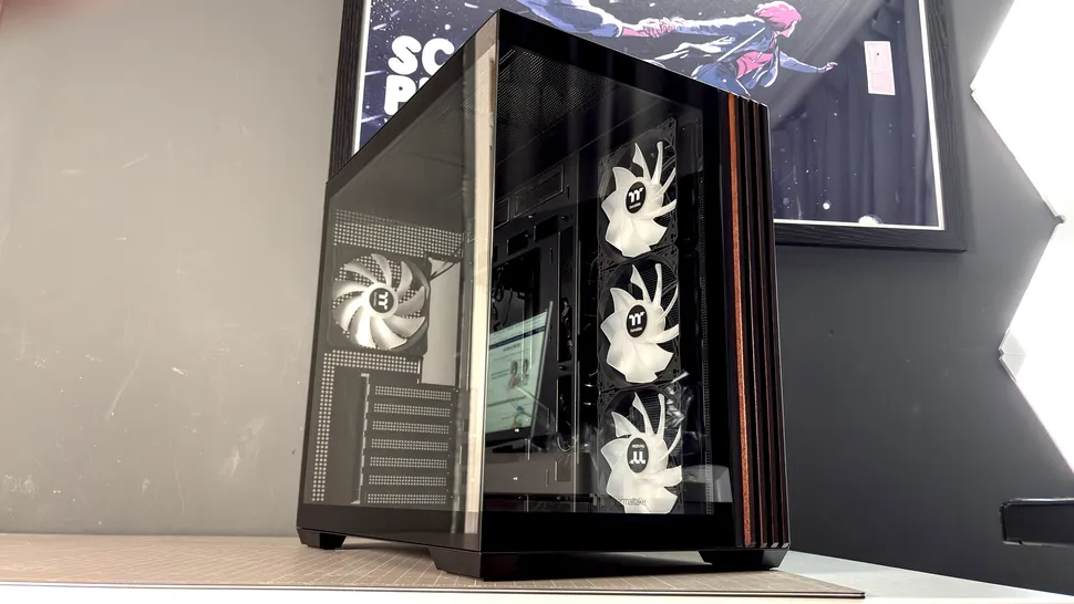 Thermaltake View 380 WS ARGB incelemesi için cam panel, ahşap detay ve ARGB fanlarla görünen oyuncu kasası.