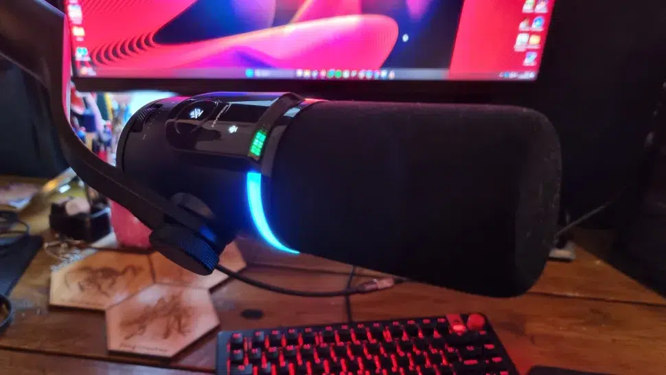 HyperX FlipCast incelemesi: RGB aydınlatmalı ve kol montajlı dinamik mikrofon