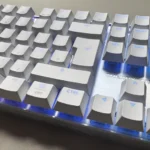 Cherry Xtrfy MX 8.2 Pro TMR TKL incelemesi için beyaz renkli TMR manyetik switch oyuncu klavyesinin masa üzerindeki görünümü.