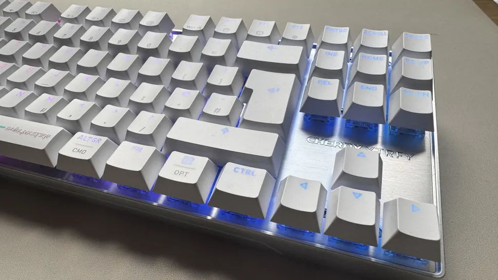 Cherry Xtrfy MX 8.2 Pro TMR TKL incelemesi için beyaz renkli TMR manyetik switch oyuncu klavyesinin masa üzerindeki görünümü.