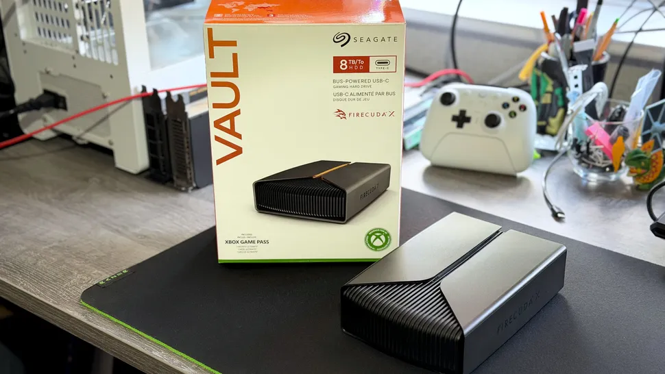 Seagate FireCuda X Vault incelemesi için bilgisayar masasında duran yüksek kapasiteli harici oyun HDD modeli.