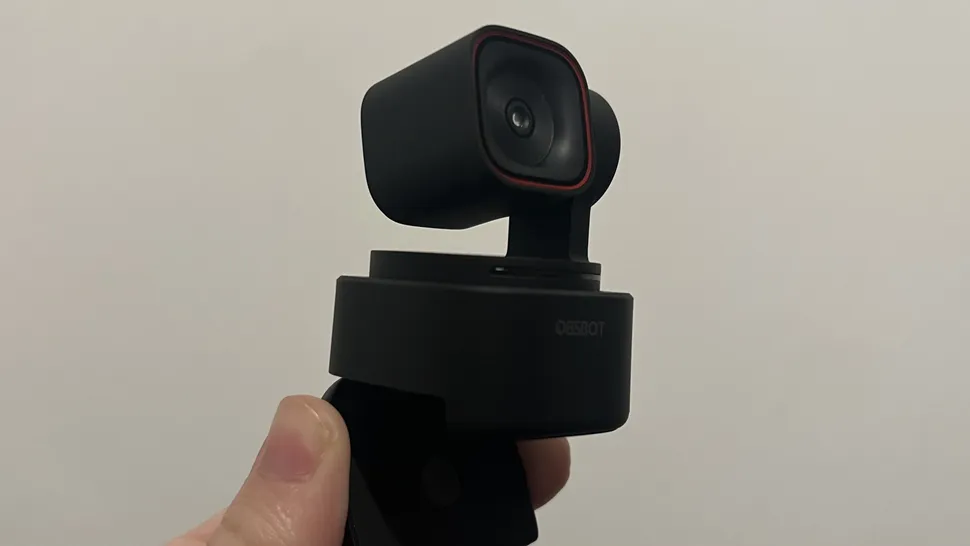 Obsbot Tiny 3 Lite incelemesi: AI takip özellikli gimbal webcam monitöre monte edilmiş halde