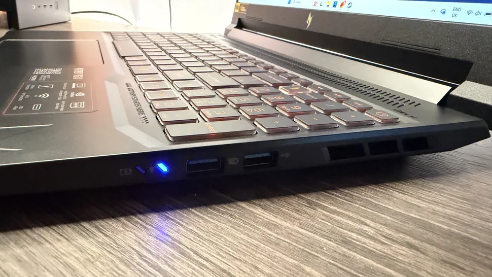 Acer Nitro V 16 AI incelemesi için RTX 5070 ekran kartlı siyah gaming laptop modelinin masa üzerindeki görünümü.
