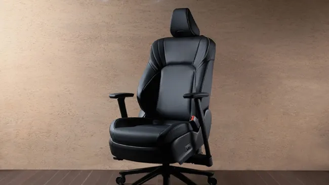Toyota Crown Seat Desk Chair modelinin araba koltuğu tasarımını masa ve oyun kullanımı için uyarlayan ürün görseli.