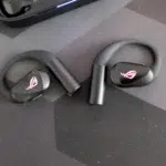 Asus ROG Cetra Open Wireless incelemesi: Açık kulak tasarımlı kablosuz oyun earbuds’ları masada