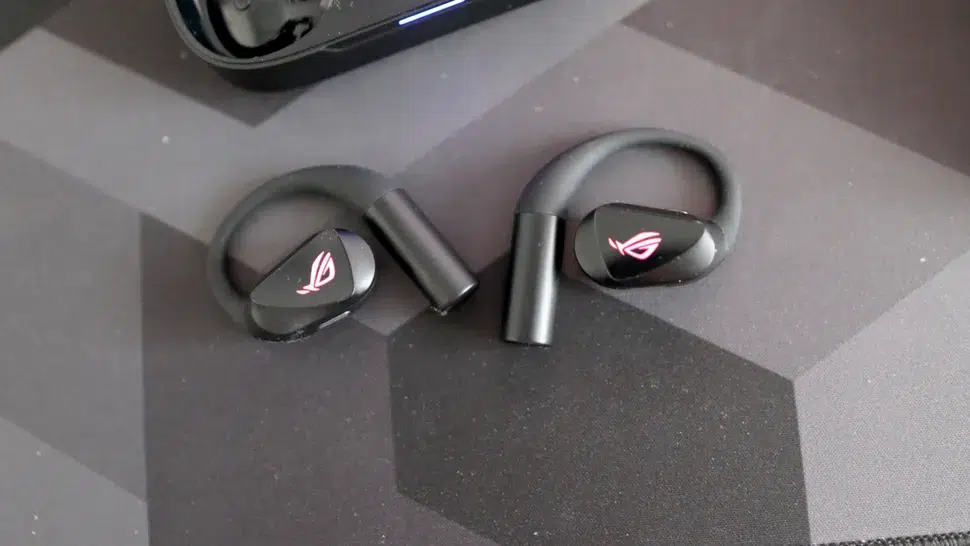 Asus ROG Cetra Open Wireless incelemesi: Açık kulak tasarımlı kablosuz oyun earbuds’ları masada