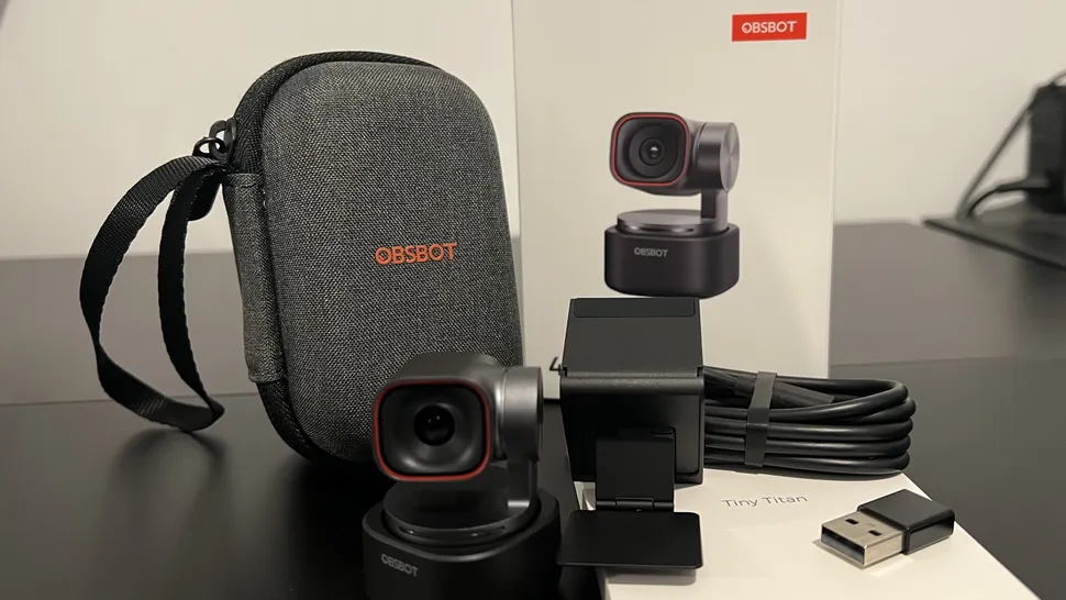 Obsbot Tiny 3 incelemesi için küçük boyutlu 4K AI takip özellikli webcam ve aksesuarları.