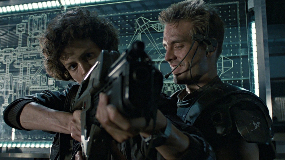 Aliens 40. yıl buluşması için James Cameron, Sigourney Weaver ve filmin oyuncularını bir araya getiren özel röportaj görseli.