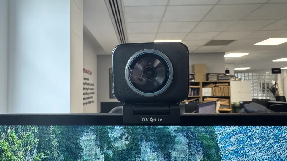 Yololiv YoloCam S3 incelemesi için monitör üzerinde duran 4K webcam ve manyetik stand tasarımı.