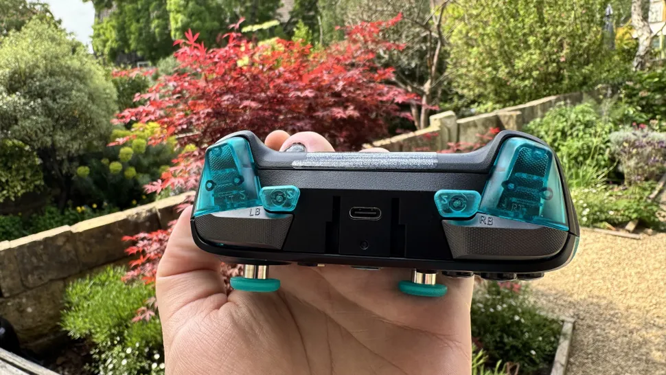 GameSir G7 Pro 8K incelemesi için şarj standı üzerinde duran Aimlabs Edition oyun kontrolcüsü.
