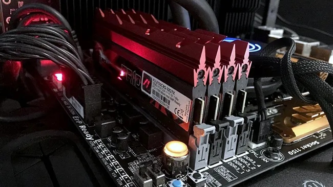 DDR3 anakartlar geri dönüyor haberinde eski nesil DDR3 belleklerin anakart üzerindeki görünümünü gösteren görsel.
