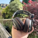 Turtle Beach Stealth Pro II incelemesi için kulaklığın dış mekanda elde tutulduğu görüntü