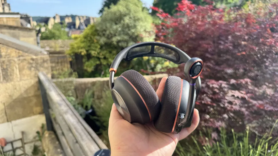 Turtle Beach Stealth Pro II incelemesi için kulaklığın dış mekanda elde tutulduğu görüntü