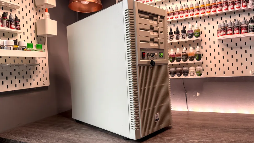 Silverstone FLP02 incelemesi için 90’lar tarzı bej tasarıma sahip modern PC kasasının masa üzerinde kurulum görüntüsü.