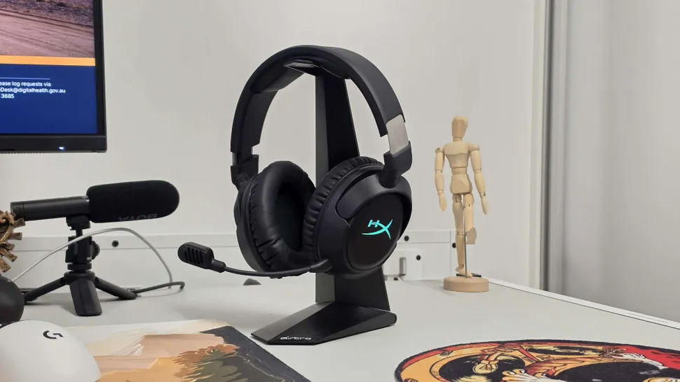 HyperX Cloud Flight 2 incelemesi için uzun pil ömrü ve kablosuz bağlantı özellikleriyle görünen oyuncu kulaklığı görseli.