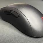 Zowie EC2-DW kablosuz espor oyuncu faresi, ergonomik eğimi ve özel kablosuz şarj istasyonu ile masada konumlanıyor.