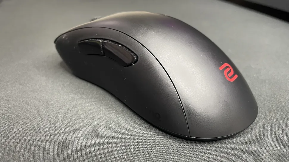 Zowie EC2-DW kablosuz espor oyuncu faresi, ergonomik eğimi ve özel kablosuz şarj istasyonu ile masada konumlanıyor.