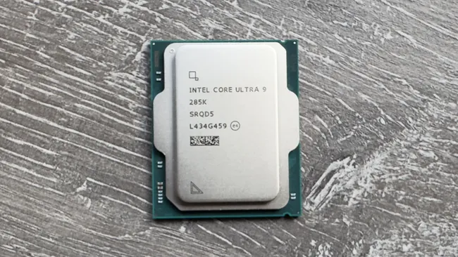 Intel 18A CPU mimarisine geçiş sürecinde fabrikalarda üretilen yeni nesil silikon gofretler ve işlemci yongaları.