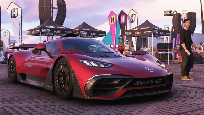 Forza Horizon 6'da neon ışıklarla süslenmiş sokaklarda yüksek hızla ilerleyen ve Stunt Party görevlerini tamamlamaya çalışan yarış arabaları.