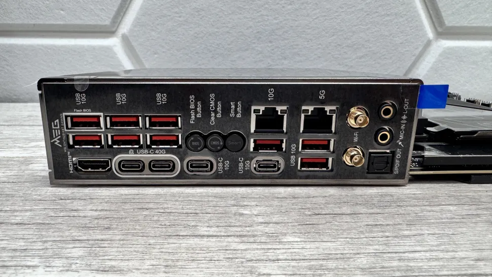 MSI MEG X870E Ace Max incelemesi için RGB aydınlatmalı üst seviye X870E AM5 anakartı gösteren ürün görseli.
