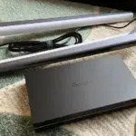 Govee AI Sync Box Kit 2 kurulumu, monitör arkasında LED şerit ve yanlarda ışık kuleleri