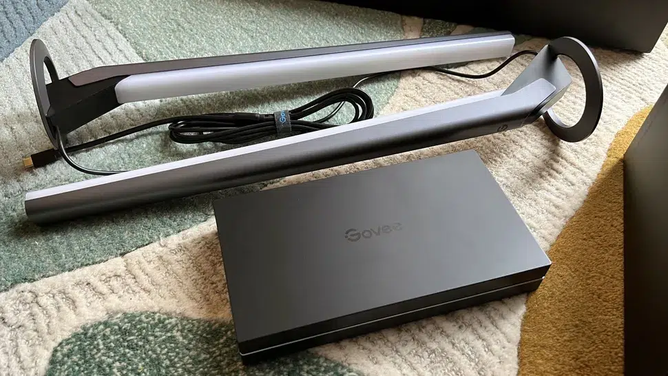 Govee AI Sync Box Kit 2 kurulumu, monitör arkasında LED şerit ve yanlarda ışık kuleleri