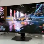 MSI MPG 322UR X24 QD-OLED monitörün önden görünümü, masaüstü kurulumda