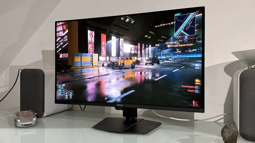 MSI MPG 322UR X24 QD-OLED monitörün önden görünümü, masaüstü kurulumda